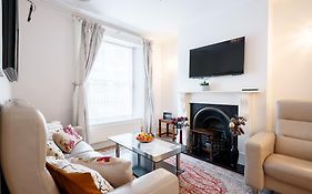 Spacious, Bright & Cosy ~ Ideal Victoria Location!